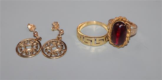 A pair of 9ct gold pierced disc ear studs, an 18ct gold Greek key pattern ring and a cabochon amethyst-set yellow metal ring.